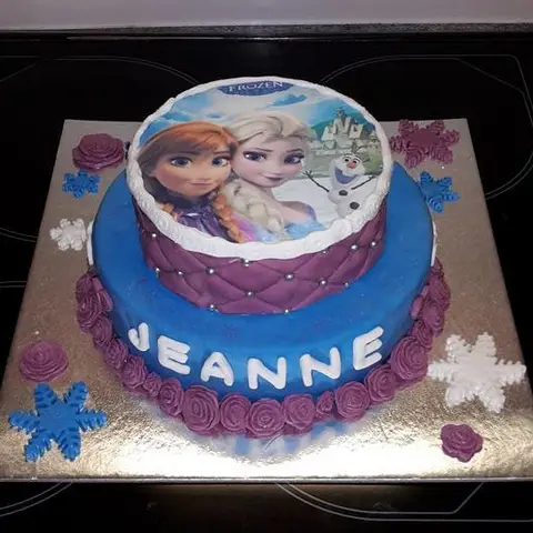 Gâteau bleu et violet à deux étages avec une image de la Reine des neiges