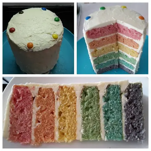 Gâteau blanc dont la coupe révèle six couches aux couleurs de l'arc-en-ciel