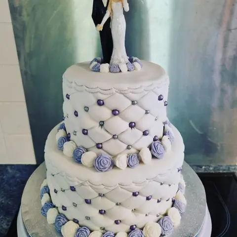 Pièce montée blanche à deux étages, effet matelassé à perles violettes, figurine de mariés