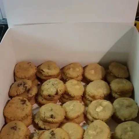 Cookies aux pépites de chocolat rangés dans une boîte blanche