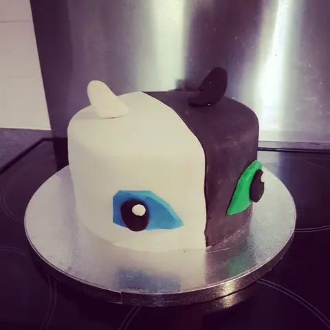 Gâteau blanc et violet en forme de tête de Rarity, de Mon petit poney, avec un grand œil bleu