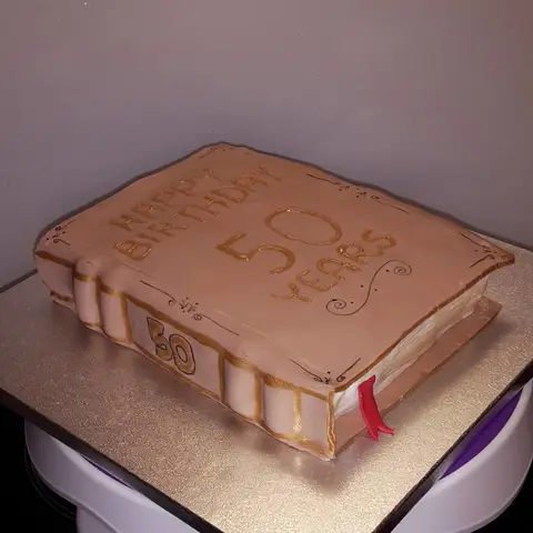Gâteau en forme de livre ancien doré pour un cinquantième anniversaire
