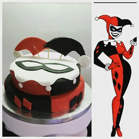 Gâteau rouge, noir et blanc à losanges, inspiré du personnage de Harley Quinn