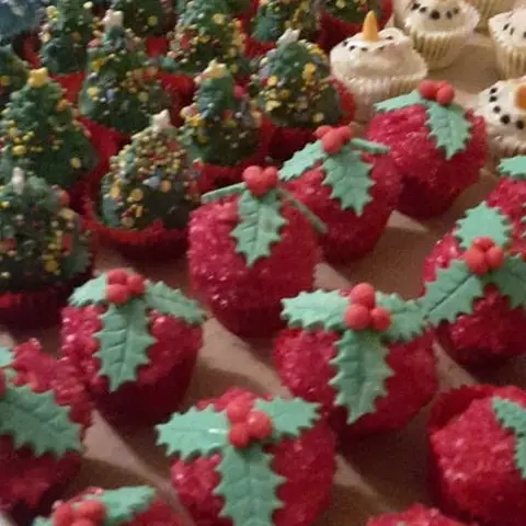 Bouchées de Noël en forme de sapins et de fraises au houx