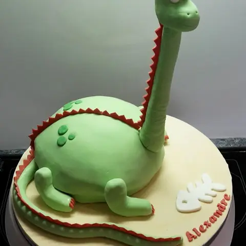 Gâteau en forme de dinosaure vert à long cou et crête rouge