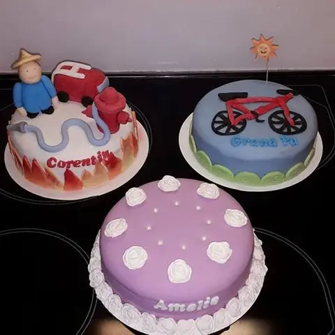 Trois gâteaux : un pompier et son camion, un vélo rouge, et un gâteau violet à pois blancs