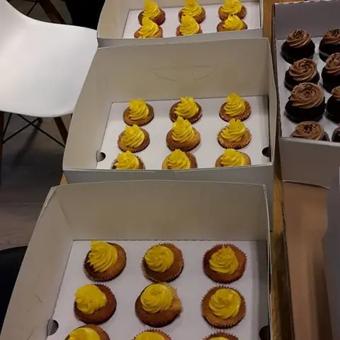 Boîtes de cupcakes à la crème jaune et au chocolat