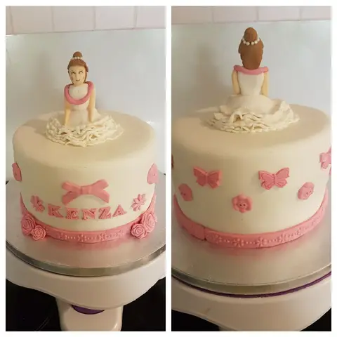 Gâteau ivoire décoré de papillons roses, avec une figurine de fillette en robe blanche, vu sous deux angles