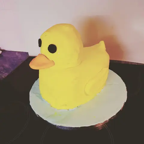 Gâteau en forme de canard jaune au bec orange