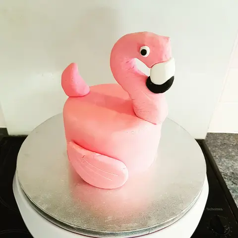Gâteau en forme de flamant rose au bec noir et blanc