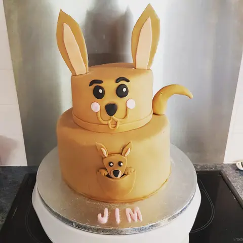 Gâteau à deux étages en forme de kangourou, un petit dans sa poche