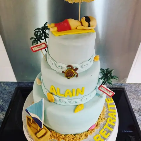 Gâteau à trois étages sur le thème de la plage, avec un personnage allongé sur un transat