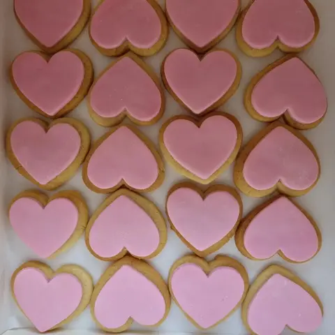 Sablés en forme de cœur couverts de pâte à sucre rose