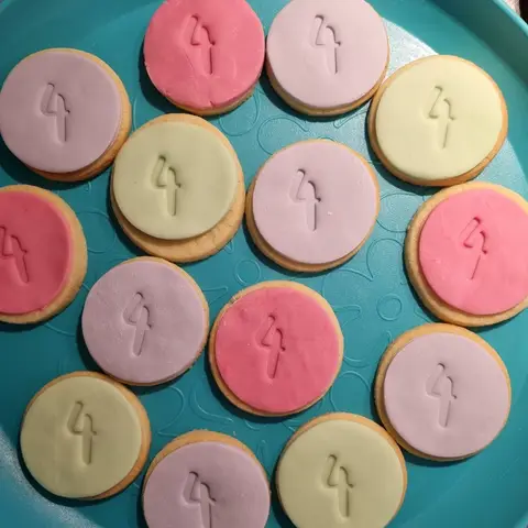Sablés ronds couverts de pâte à sucre pastel, gravés d'un motif