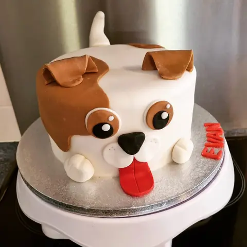 Gâteau en forme de chien blanc et marron qui tire la langue