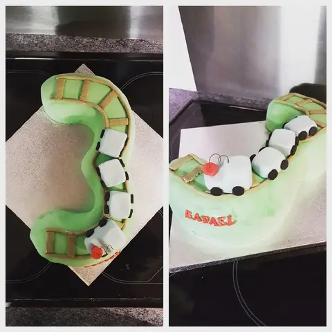 Gâteau vert en forme de chiffre 3 parcouru par un petit train, vu sous deux angles