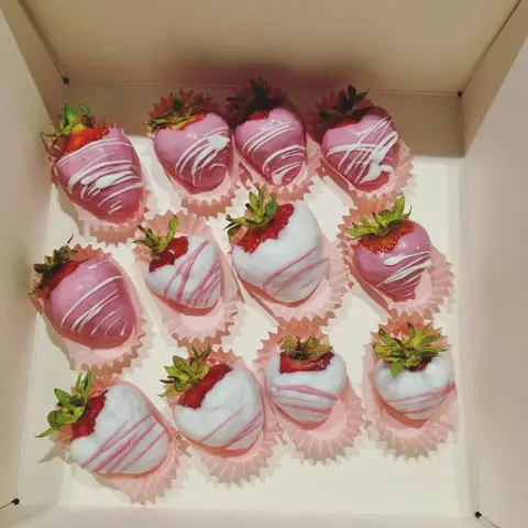 Fraises enrobées de chocolat rose et blanc, dans une boîte