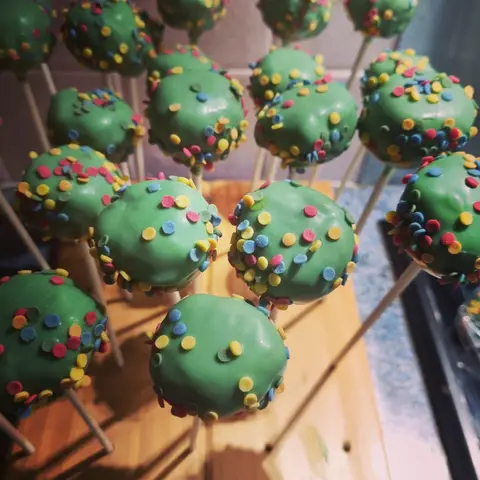 Cake pops verts couverts de confettis colorés