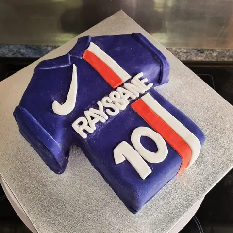 Gâteau en forme de maillot de football bleu marine portant le numéro 10