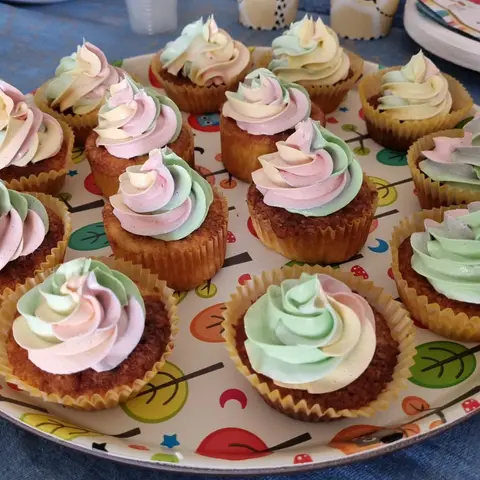 Cupcakes à la crème pastel en tourbillon, sur un plateau