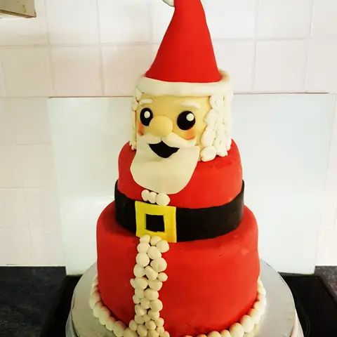 Gâteau en forme de père Noël, bonnet rouge et grande barbe blanche