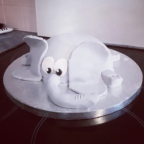 Gâteau sculpté en forme d'éléphant gris allongé