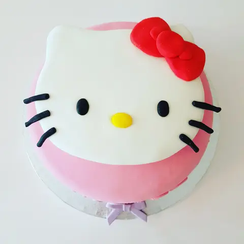 Gâteau en forme de tête de Hello Kitty avec un nœud rouge