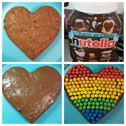 Gâteaux en forme de cœur au chocolat, l'un couvert de bonbons aux couleurs de l'arc-en-ciel