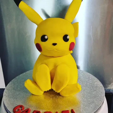 Gâteau en forme de Pikachu jaune assis
