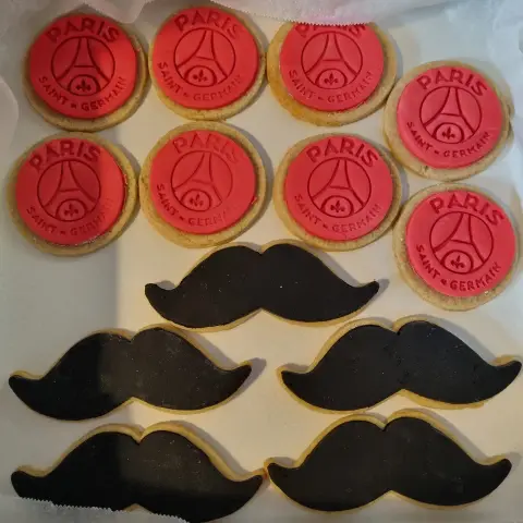 Sablés ronds rouges à l'écusson du Paris Saint-Germain et sablés en forme de moustache noire