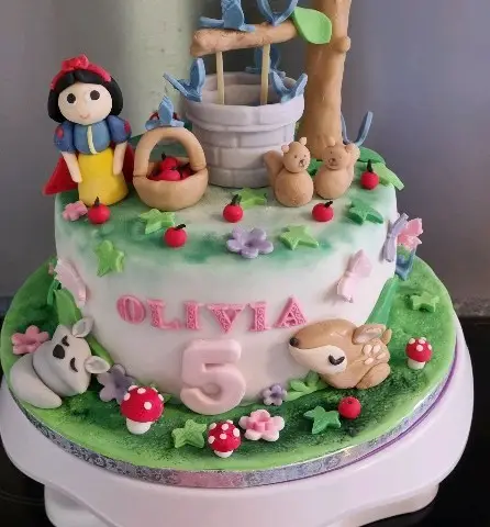 Gâteau forêt avec la princesse Blanche-Neige, un puits aux oiseaux bleus, des pommes, des champignons, un prénom et un 5