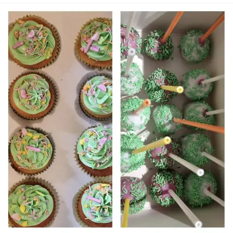 Cupcakes à la crème verte parsemés de décors roses, à côté de cake pops roses et blancs aux vermicelles verts