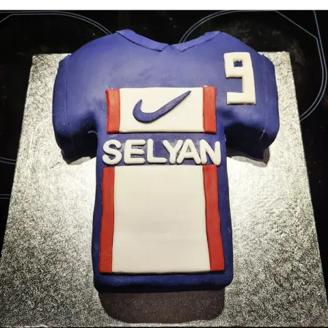 Gâteau maillot de football bleu marine à bande rouge et blanche, avec un prénom et le numéro 9